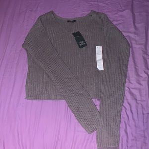 A long sleeve crop top with a v line cut. The color is gray.